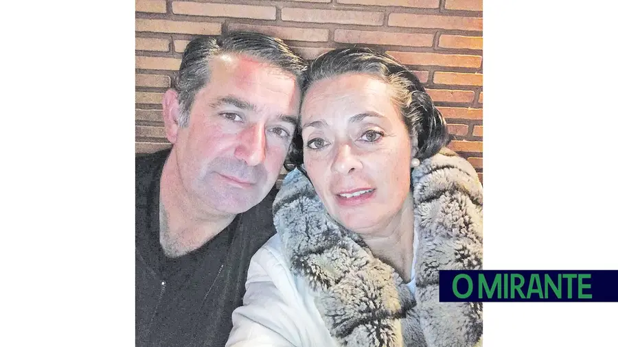 Casal devolve carteira com 1.100 euros caída no meio da estrada Casal devolve carteira com 1.100 euros caída no meio da estrada