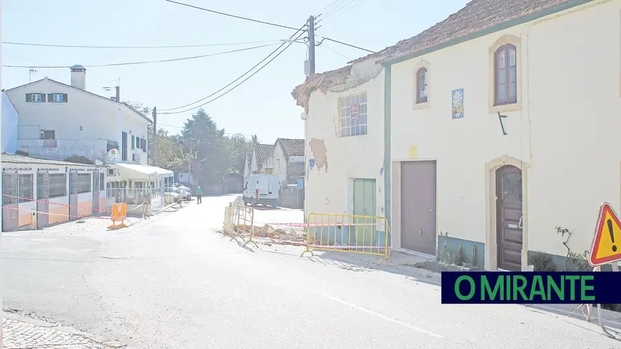 Edifício em mau estado põe em risco segurança dos habitantes de Alviobeira