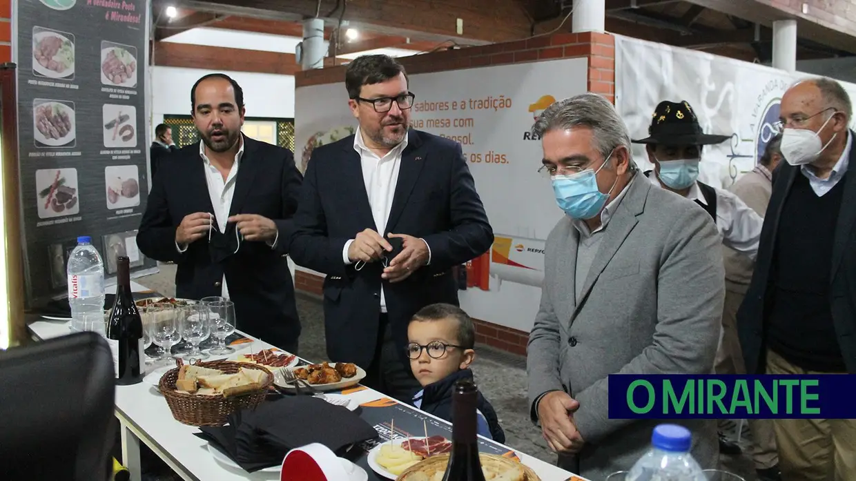 Festival Nacional de Gastronomia com mesa posta em Santarém