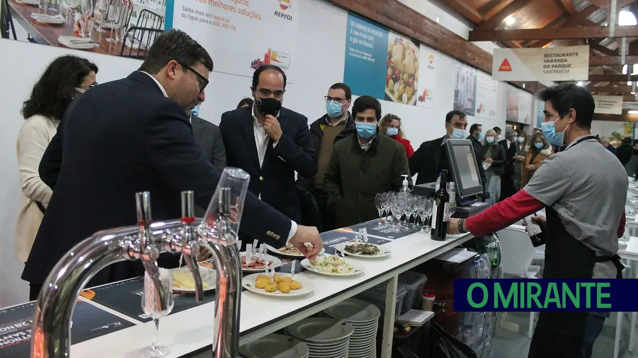 Festival Nacional de Gastronomia com mesa posta em Santarém