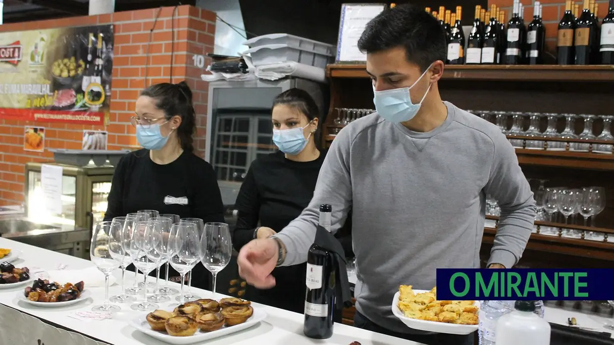 Festival Nacional de Gastronomia com mesa posta em Santarém