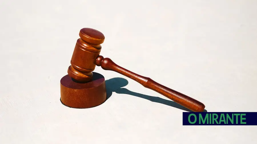 Tribunal condena a 12 anos homem que matou um conhecido à facada em Caldas da Rainha Tribunal condena a 12 anos homem que matou um conhecido à facada em Caldas da Rainha