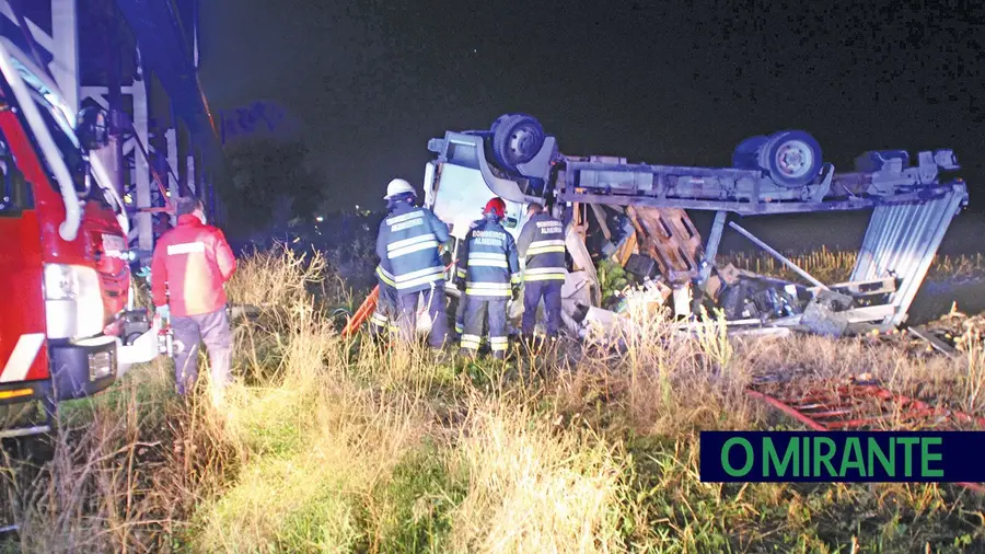 Condutor que caiu da ponte D. Luís continua hospitalizado