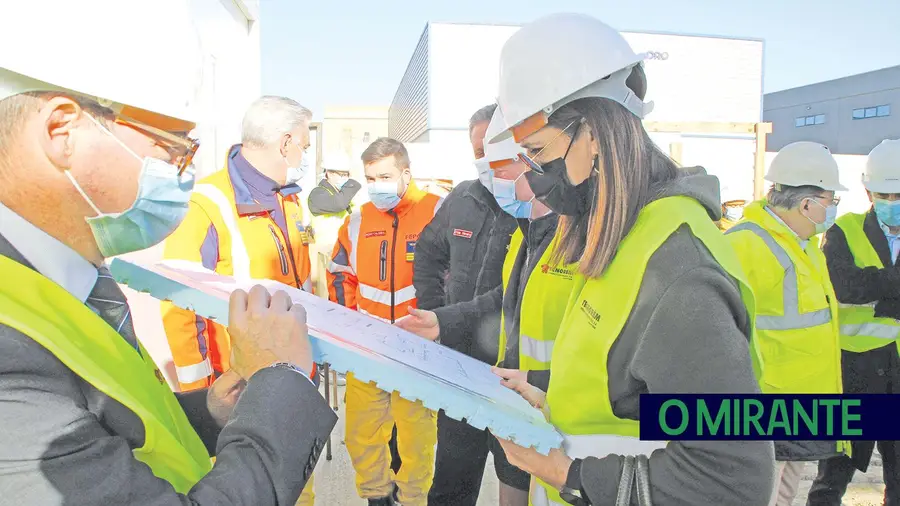 Secretária de Estado visita obras em Almeirim negando acção de propaganda Secretária de Estado visita obras em Almeirim negando acção de propaganda