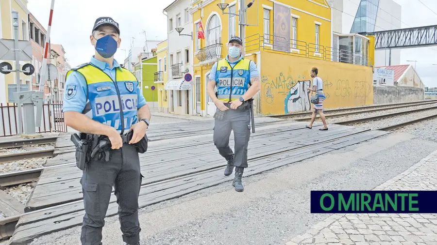 Polícias que vigiam passagem de nível de VFX sem abrigo nem casa-de-banho Polícias que vigiam passagem de nível de VFX sem abrigo nem casa-de-banho