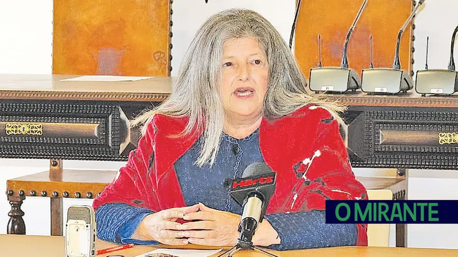 Anabela Freitas dá murro na mesa por causa de vacinação em Tomar Anabela Freitas dá murro na mesa por causa de vacinação em Tomar