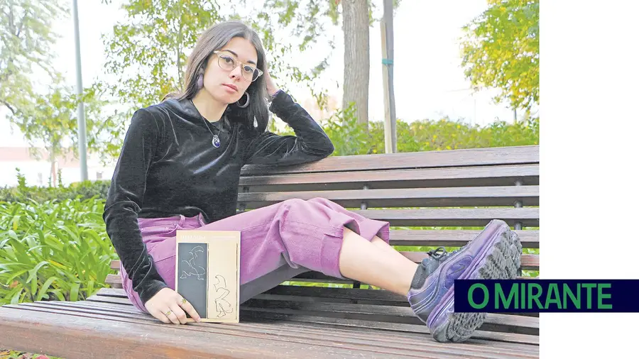 Ana Cláudia Santos escreve sobre o mistério da vida e sonha viver da poesia Ana Cláudia Santos escreve sobre o mistério da vida e sonha viver da poesia