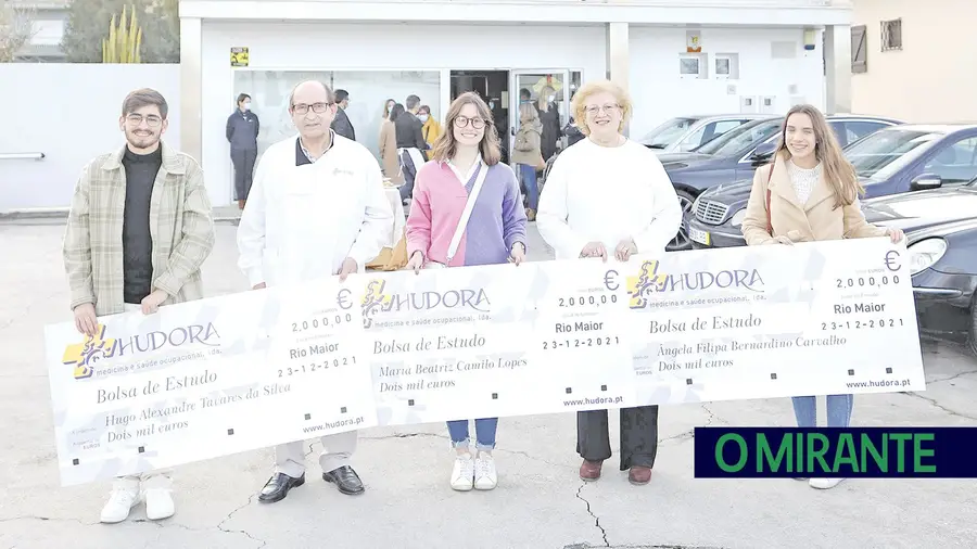 Clínica Hudora entregou bolsas de estudo a três universitários da área da saúde Clínica Hudora entregou bolsas de estudo a três universitários da área da saúde