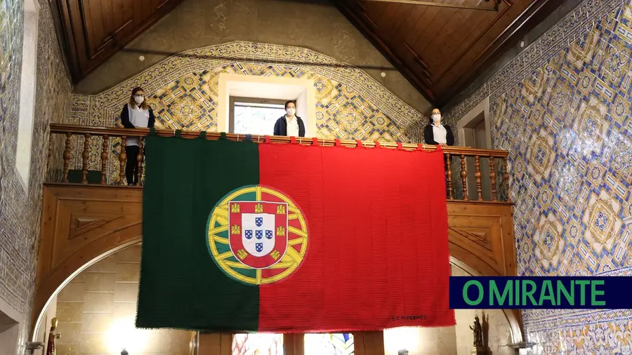 Fotogaleria. Elementos da Misericórdia de Pernes juntam-se para fazer bandeira nacional em tapeçaria