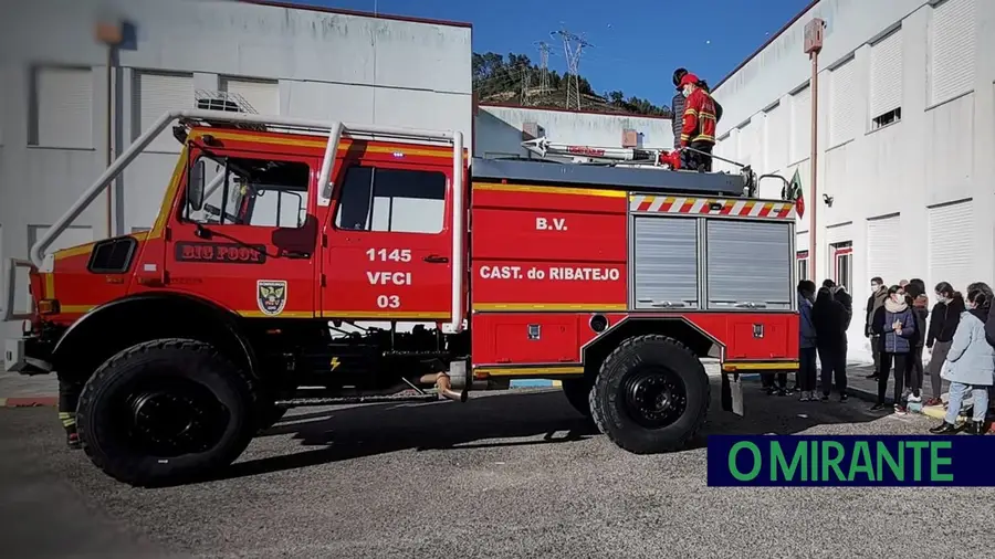 Bombeiros de Castanheira do Ribatejo visitam escola para atrair voluntários