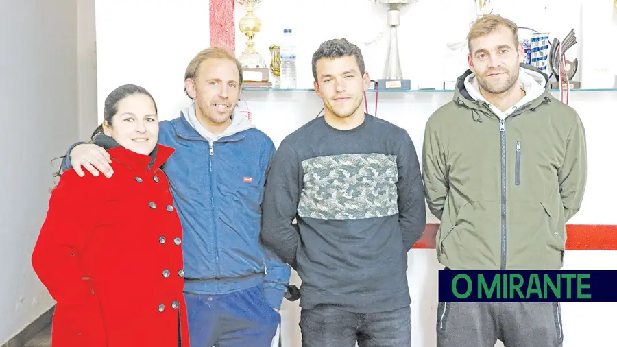 Futebol volta a Benfica do Ribatejo num campo em terra e com pessoas a leste