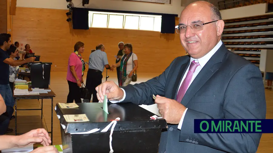 Alberto Mesquita a votar – FOTO ARQUIVO O MIRANTE
