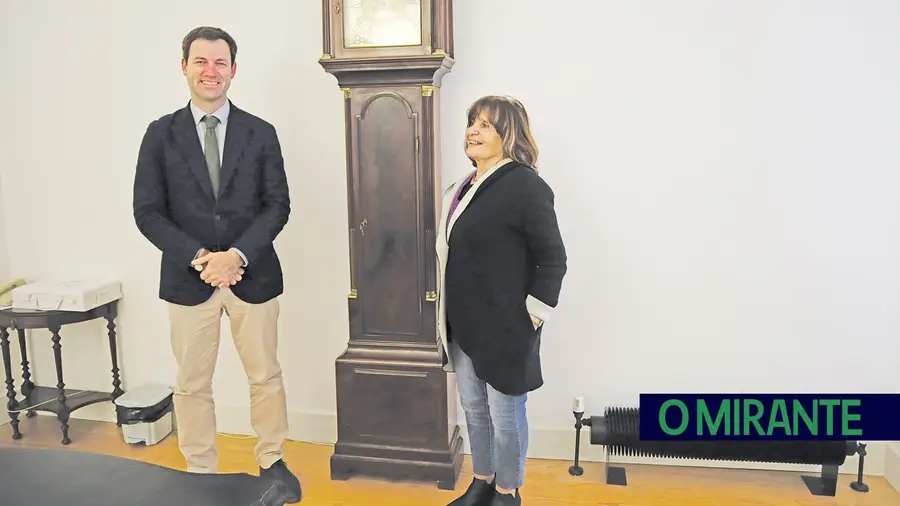 A presidente do Conservatório de Música de Santarém, Beatriz Martinho, com o responsável do Schola Cantorum, David Paccetti Correia