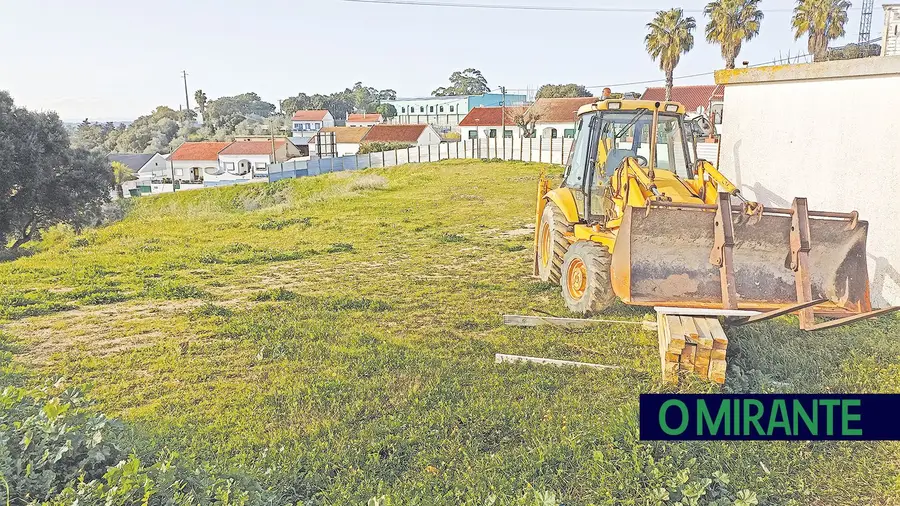 Câmara da Chamusca vai pagar 17 mil euros para mudar linha aérea de média tensão para subterrânea, apesar da obra ser da responsabilidade da Administração Regional de Saúde de Lisboa e Vale do Tejo