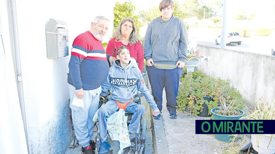 Francisco Vieira, de 21 anos, sofre de paralisia cerebral isquémica desde que nasceu e os seus pais e irmão dizem que Francisco é uma bênção para esta família de Vale da Pedra