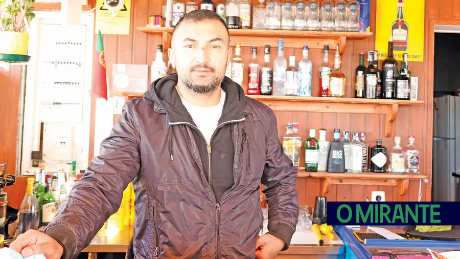 Shah Nawaz é o gerente do bar do miradouro de São Bento em Santarém