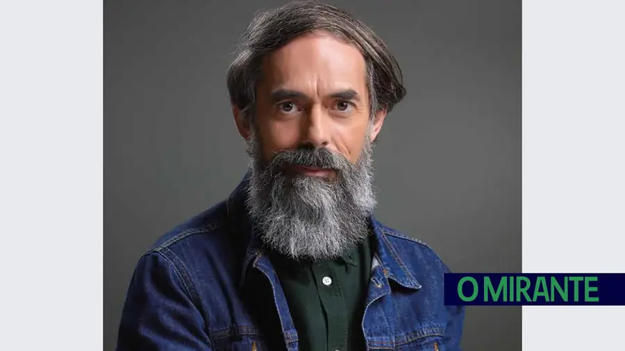 Carlos Moisés apresenta álbum no Cineteatro Paraíso