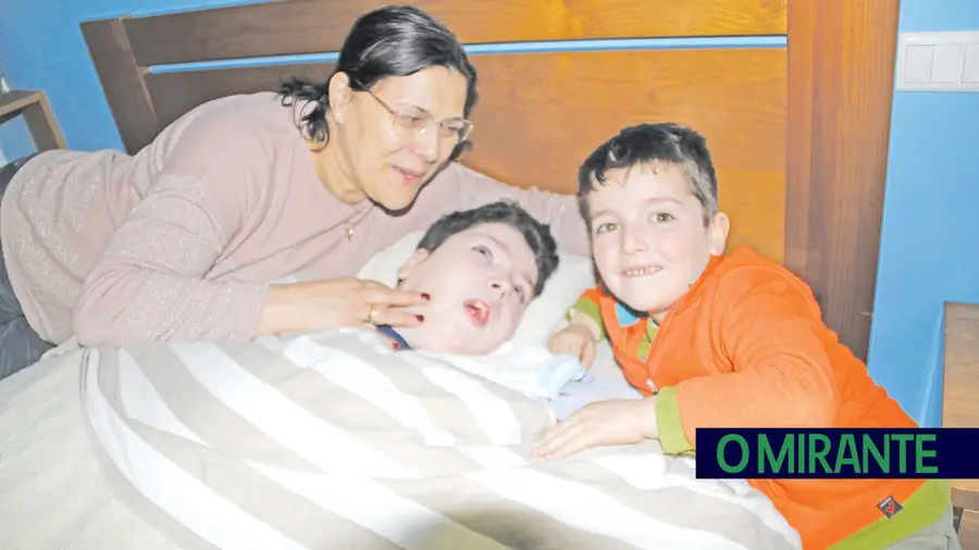Santiago caiu numa fossa perto de sua casa, no concelho de Tomar, em 2013 e ficou com paralisia cerebral. O irmão mais novo, Salvador, é quem mais estimula o seu desenvolvimento