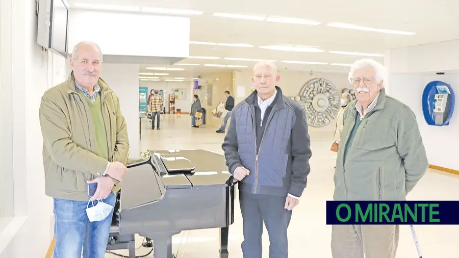 Júlio Miguel, José Terras Marques e José Alberty, elementos da direcção da Liga dos Amigos do Hospital de Abrantes, à entrada da unidade hospitalar onde está um piano que qualquer pessoa pode tocar, se quiser