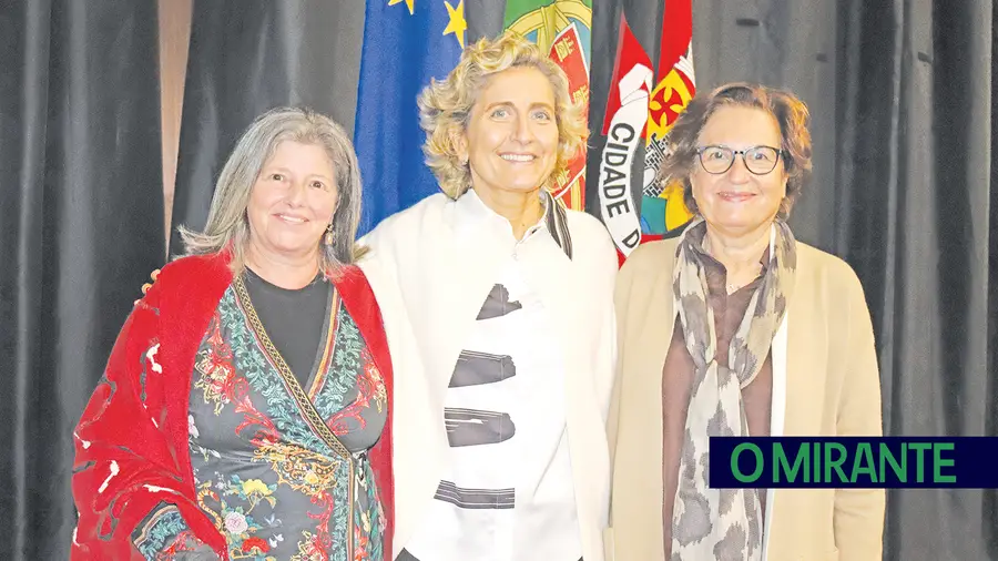 A ministra da Coesão Territorial, Ana Abrunhosa (ao centro), com a presidente da Câmara de Tomar, Anabela Freitas (à esquerda) e a presidente da CCDR Centro, Isabel Damasceno