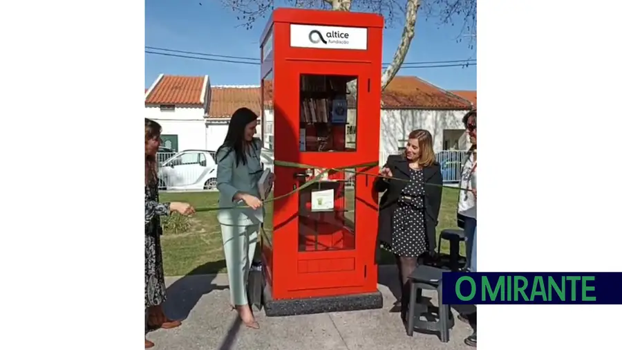 Antiga cabine telefónica transformada em biblioteca em Benavente