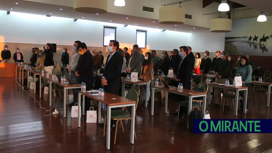 Vídeo. Assembleia Municipal de Santarém evocou vítimas da guerra na Ucrânia