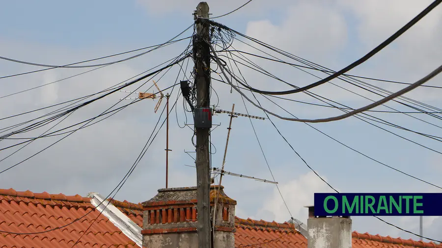 Emaranhado de cabos de telecomunicações é uma “pouca vergonha” em Benavente
