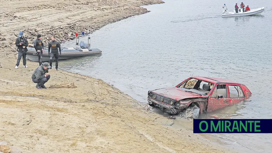 Automóvel estava a três metros de profundidade e foi roubado em 2009