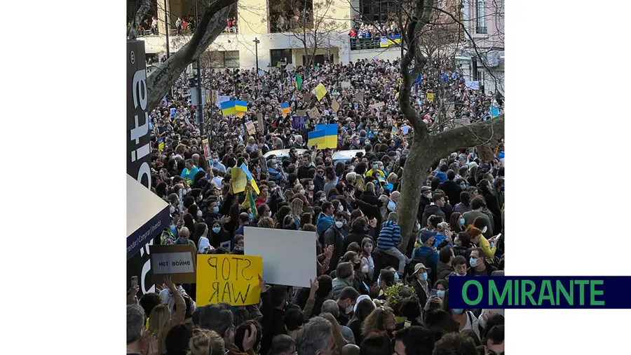 Quatro mil pessoas protestaram contra invasão da Ucrânia, junto à embaixada da Rússia