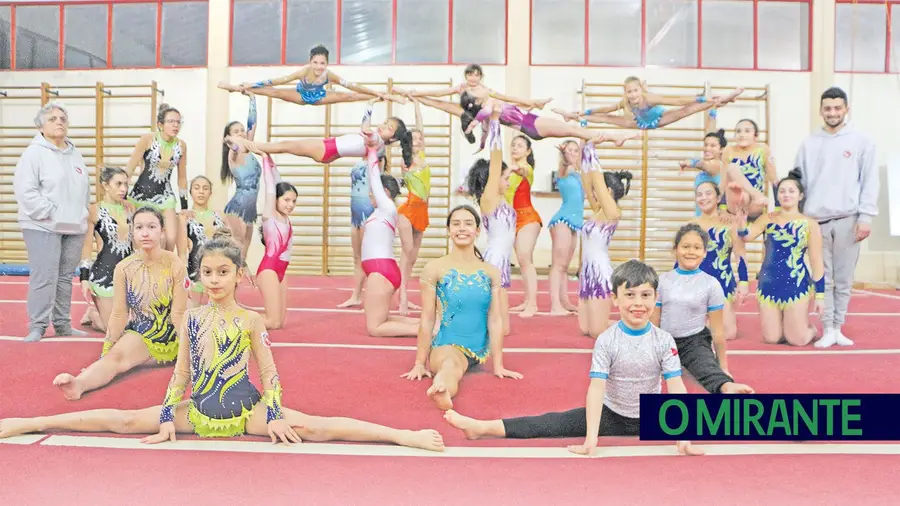 Ginastas treinam diariamente durante duas horas no pavilhão gimnodesportivo de Samora Correia