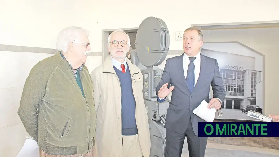 O presidente da Câmara de Abrantes, Manuel Valamatos (à direita) com José Alberty e José Carreiras, da Iniciativas de Abrantes, antiga proprietária do cine-teatro São Pedro