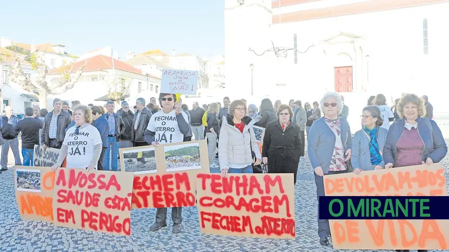 Triaza tem coberto os resíduos com terra para evitar os maus cheiros e presença de aves