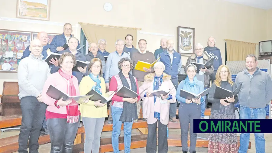 A presidente da direcção do Orfeão de Abrantes, Elisabete Pereira (terceira a contar da esquerda em baixo) integra o coro do Orfeão