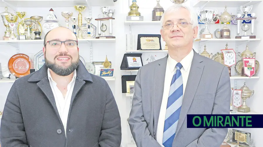 O presidente da direcção da Associação de Judo do Distrito de Santarém, António Pedroso Leal, com o vogal da associação, João Correia, que também é presidente do Clube de Judo de Torres Novas