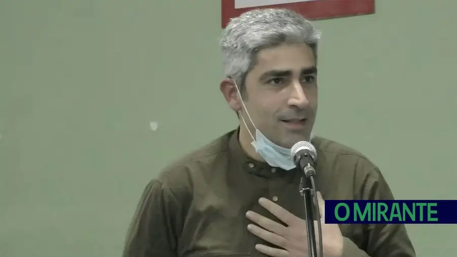 Luís Oriola, pai de um aluno da EB1/JI das Bragadas, foi pedir ajuda ao município para resolver problema do parque infantil (foto DR)