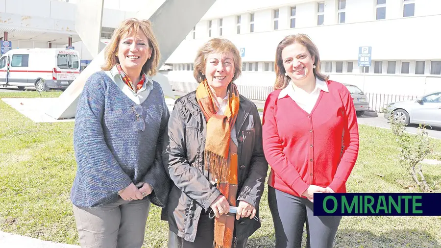 A presidente da Associação Voluntária do Hospital Distrital de Santarém, Alzira Tagarro (ao centro) com Mercedes Tomé e Susana Santos, que integram a direcção da nova associação