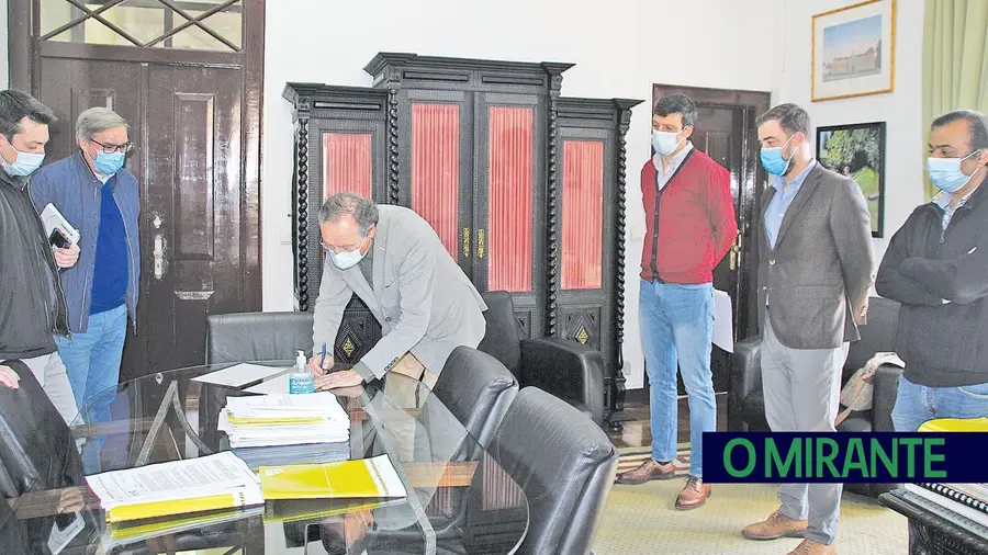 Pedro Ferreira, presidente da Câmara de Torres Novas, no auto de consignação da empreitada (Foto CM Torres Novas)