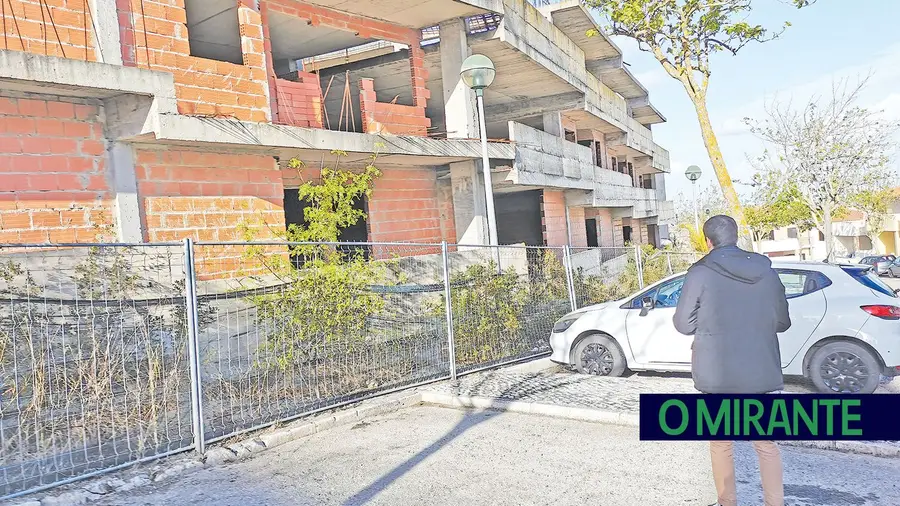 Os prédios que estiveram na origem da queixa ainda hoje estão por acabar na Castanheira do Ribatejo