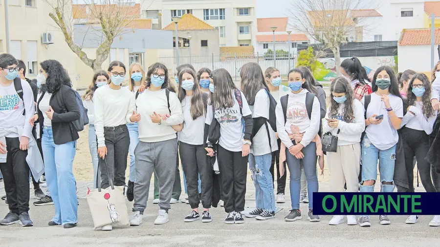 Alunos juntaram-se para promover a paz e lutar pelo fim dos conflitos armados