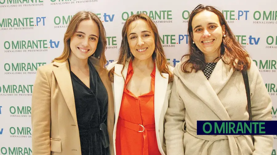 Vanda Nunes, ao centro, com a filha Carlota Celeiro e a sua irmã mais nova