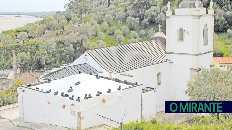 Parte da cobertura do telhado da igreja de Alfange,Santarém, que tinha sido colocado em 2016, foi roubada durante a noite
