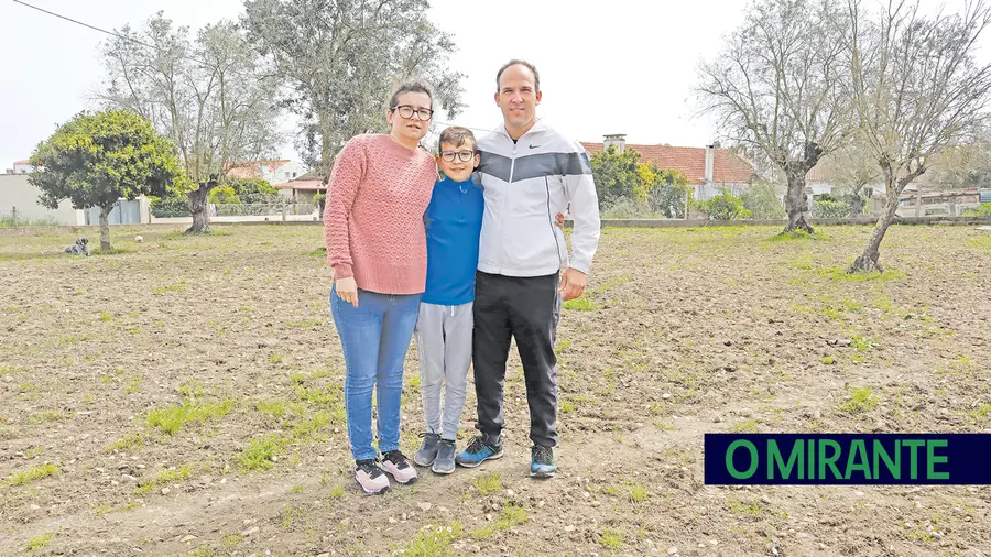 Fernando Gaspar e Cátia Bento não podem cultivar os seus alimentos no seu próprio terreno, em Santa Margarida da Coutada, uma vez que estes foram contaminados