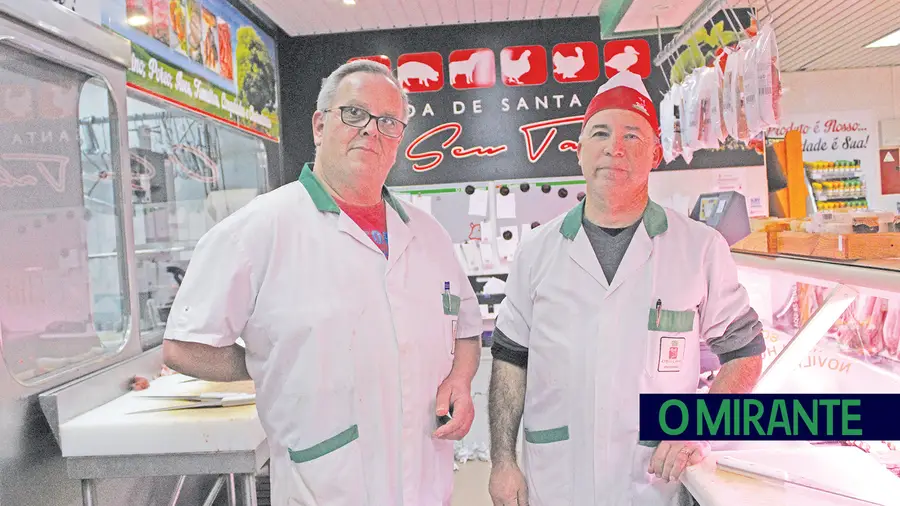 José Ferreira (à direita) é talhante há mais de 30 anos e é o proprietário da cadeia de talhos “O Rei das Carnes”, na Póvoa de Santa Iria