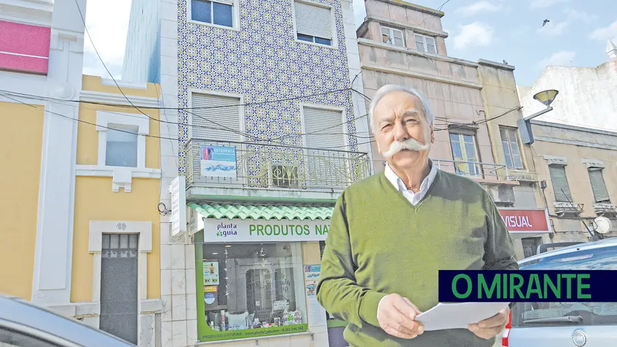 José Louro, de Vila Franca de Xira, foi um dos moradores afectados pela proliferação de cabos de comunicações nas fachadas dos edifícios