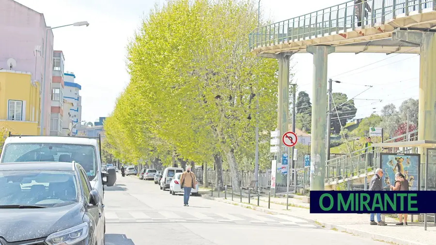 Estacionamento na Avenida Afonso de Albuquerque, em Alhandra, poderá desaparecer e os comboios aproximarem-se das casas