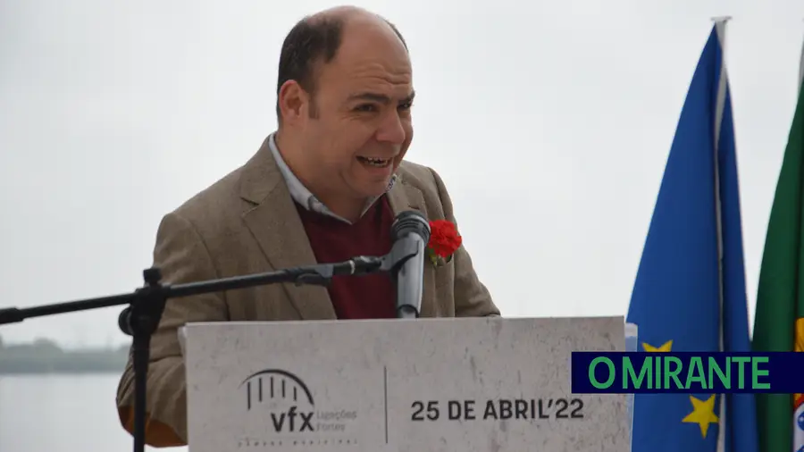 O momento em que Jorge Carvalho da CDU anuncia que vai abandonar a sessão solene de Vila Franca de Xira