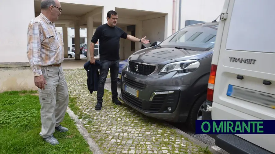 Armindo Silva e António Figueiredo são dois moradores de Arcena com estragos nos automóveis