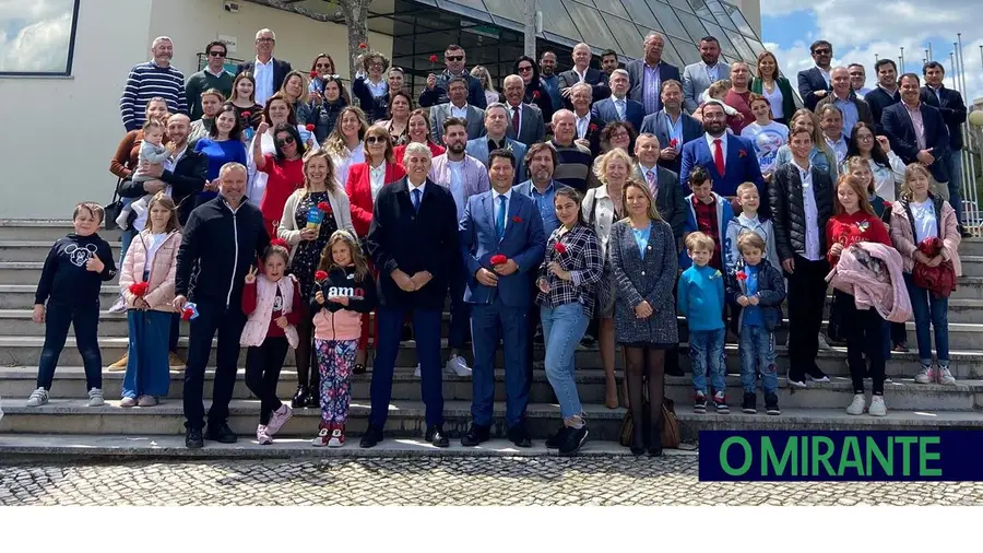 Três refugiadas ucranianas hastearam bandeira portuguesa em Ourém no 25 de Abril. FOTO – CM Ourém