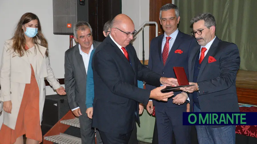 Alberto Mesquita recebeu o galardão de mérito autárquico