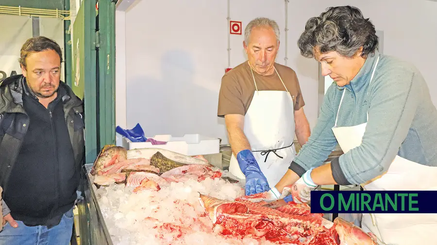 Carlos Serra e Elisabete Madrinha amanham o peixe sob o olhar atento do chef Rodrigo Castelo que cozinhou o peixe para o almoço da iniciativa “Chef’s ao Tejo”, organizada pela Câmara de Santarém